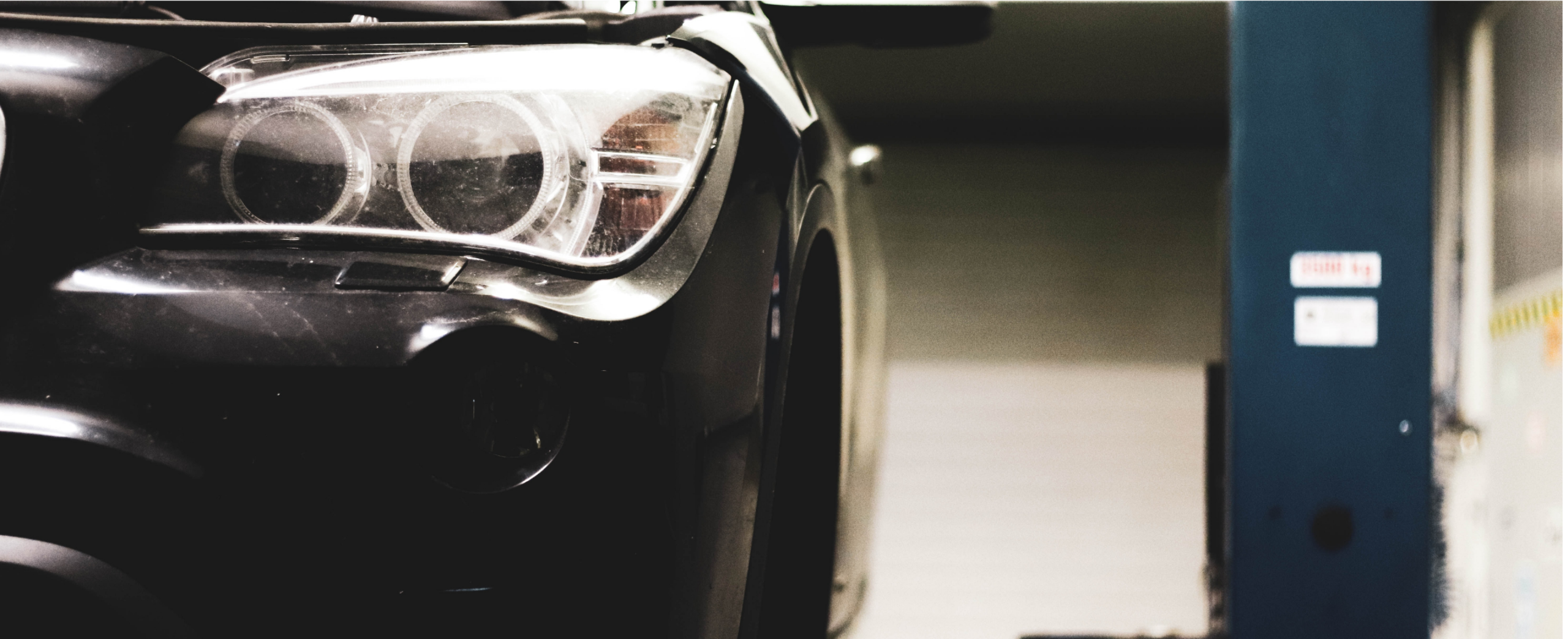 Phare d’un véhicule en intervention dans l’atelier du garage Ottélec à Strasbourg