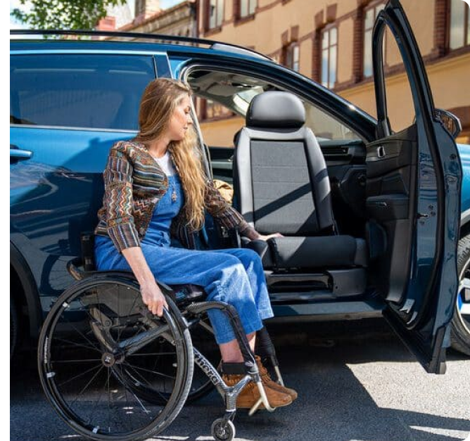 Transfert d’une personne en fauteuil roulant vers un siège pivotant de voiture
