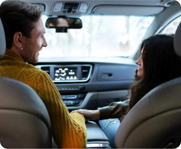 Couple dans une voiture illustrant la sécurité d’un véhicule GPL