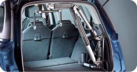 Grue de coffre pour charger un fauteuil roulant dans un véhicule PMR