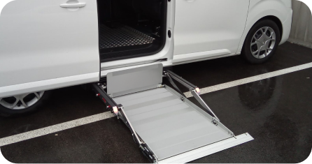 Rampe élévatrice latérale pour véhicule adapté au handicap