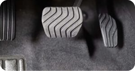 Pédales de voiture avant installation d’un équipement de conduite pour handicap