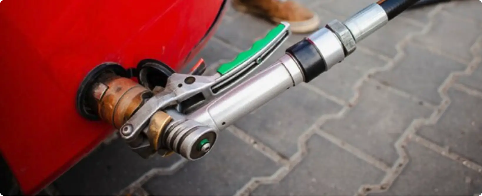 Remplissage d’un véhicule au GPL avec pistolet de ravitaillement