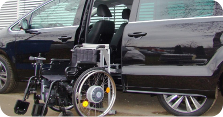 Robot chargeur de fauteuil roulant dans un véhicule pour personne à mobilité réduite