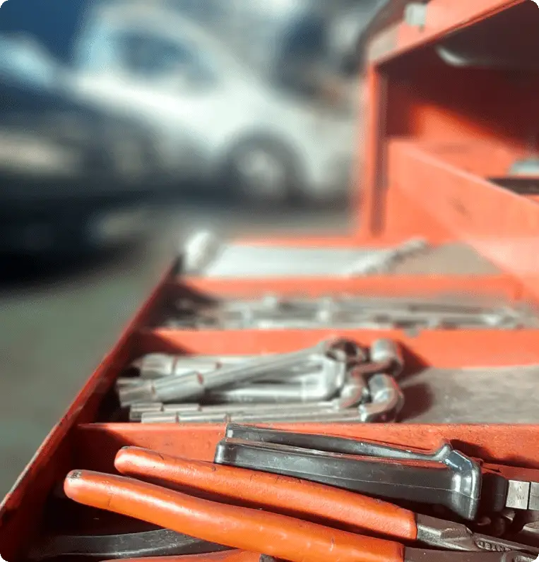 Tiroir d’outils mécaniques dans l’atelier du garage Ottélec à Strasbourg