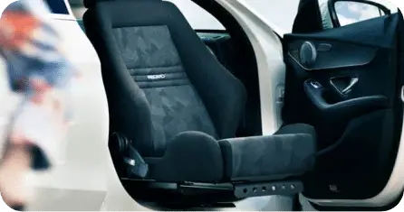 Siège Turny pivotant installé dans un véhicule pour personne à mobilité réduite