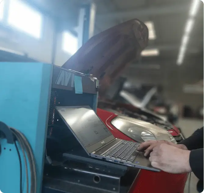 Diagnostic informatique réalisé sur un véhicule en atelier mécanique