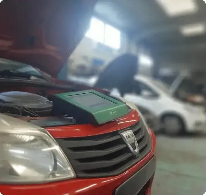 Diagnostic électronique réalisé sur une voiture dans un atelier mécanique