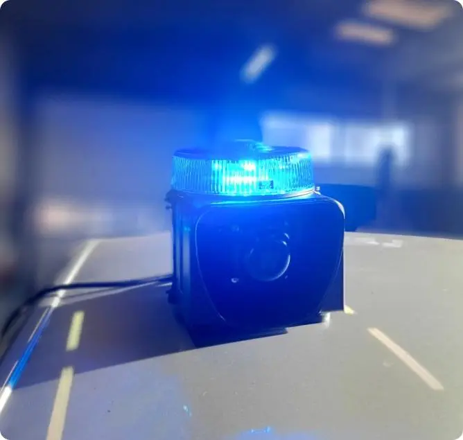 Gyrophare bleu sur le toit d'un véhicule d'intervention